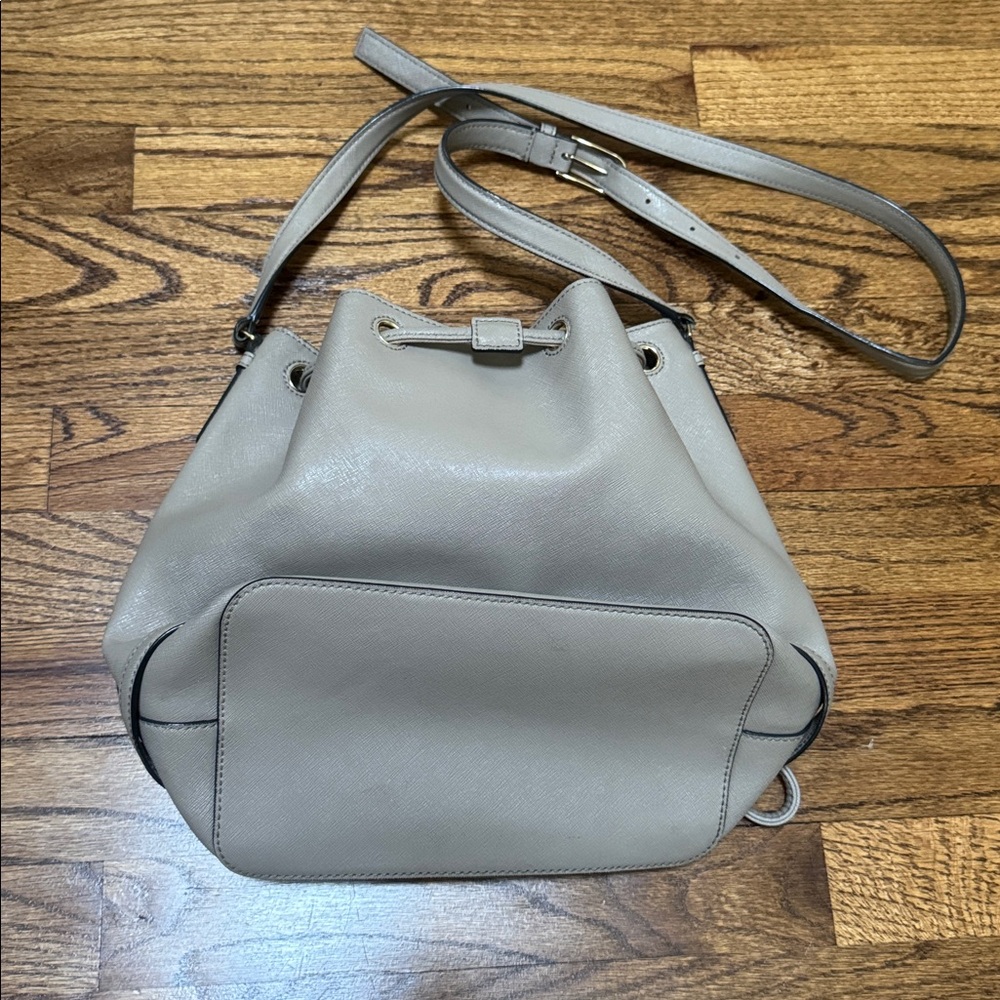 Tory Burch Robinson leather bucket bag- tan - Picture 4 of 7